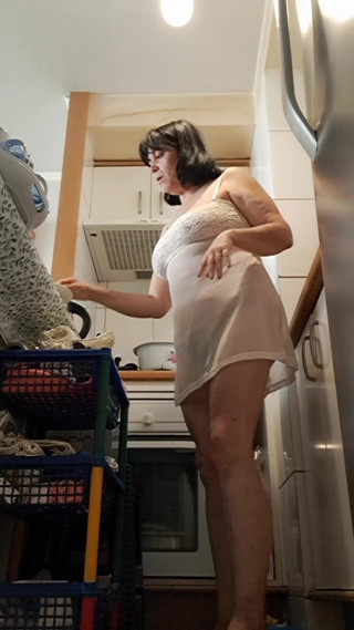 Mommy big hairy pussy: Madrasta na cozinha, manhã sexy