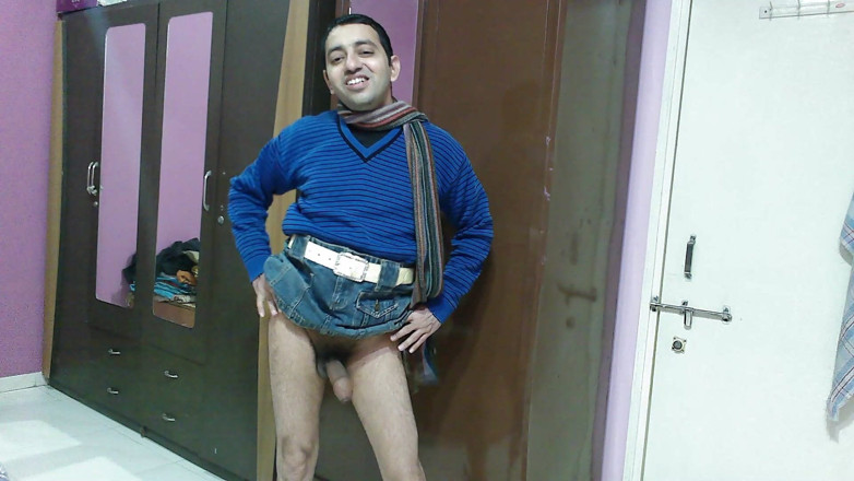 Cute & Nude Crossdresser: Гарячий сексуальний хлопець у спідниці Деміма показує свій член.