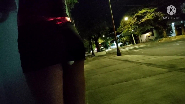 Traviezisha: Sissy travestita cammina fuori con un vibratore dentro il culo...