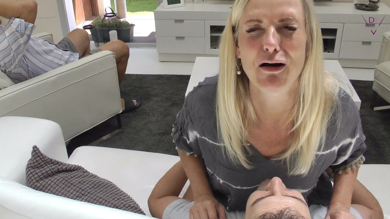 Dirty Tina: Il regarde le football - je baise son pote !