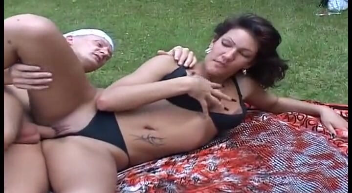 Busty German Sluts: 야외에서 정액을 먹는 아름답고 거유 독일 금발