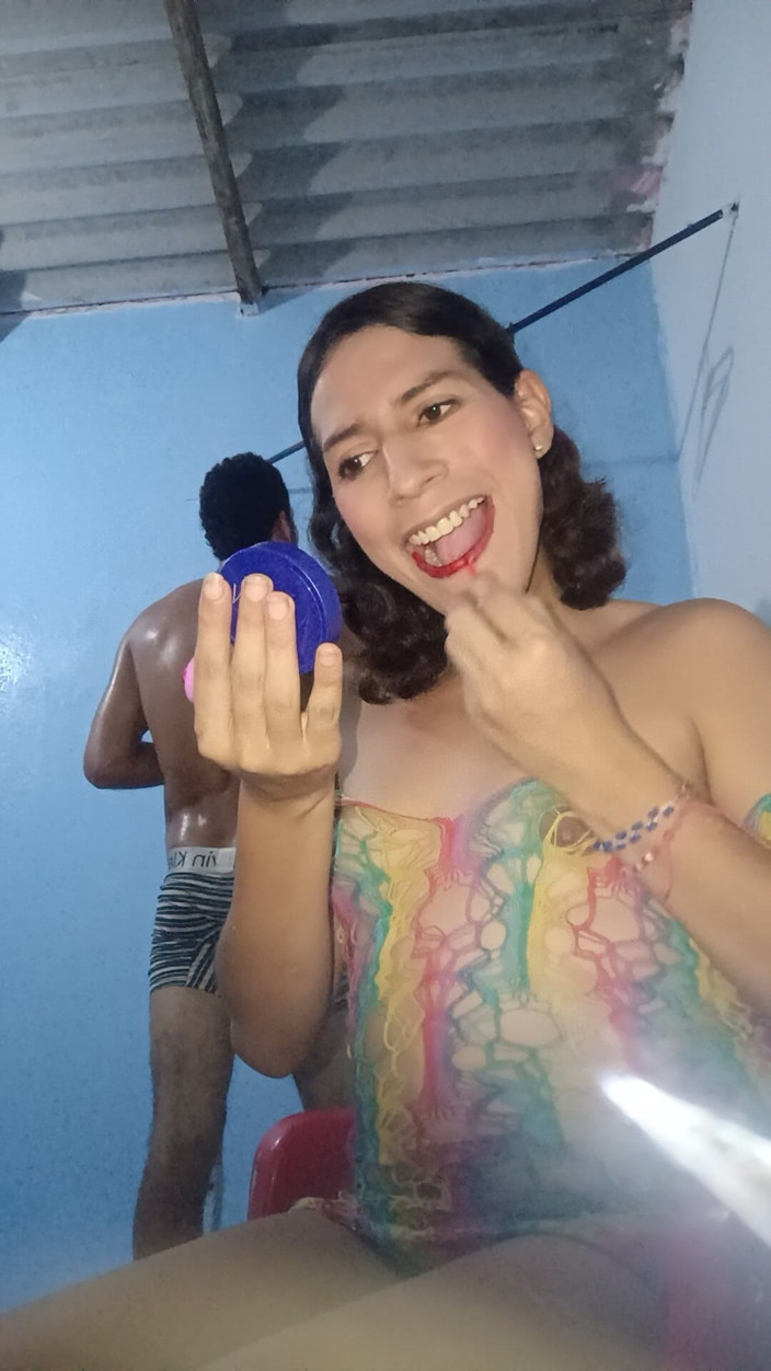 Femboy from Colombia: 我要给这个房间刷漆了