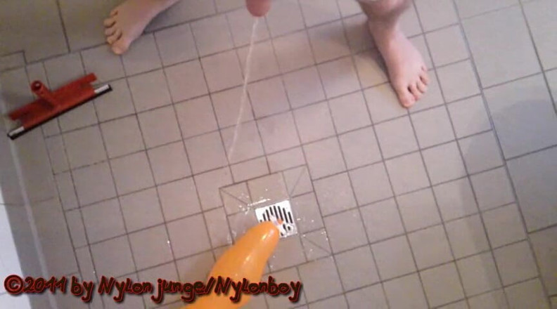 Carmen_Nylonjunge: おしっこ風船X2