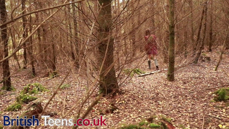 British Teens: British 18 year old girl uses she wee to piss outside