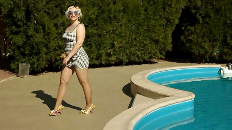 Nylon-Heels: Söt kvinna vid poolen i strumpbyxor och klackar