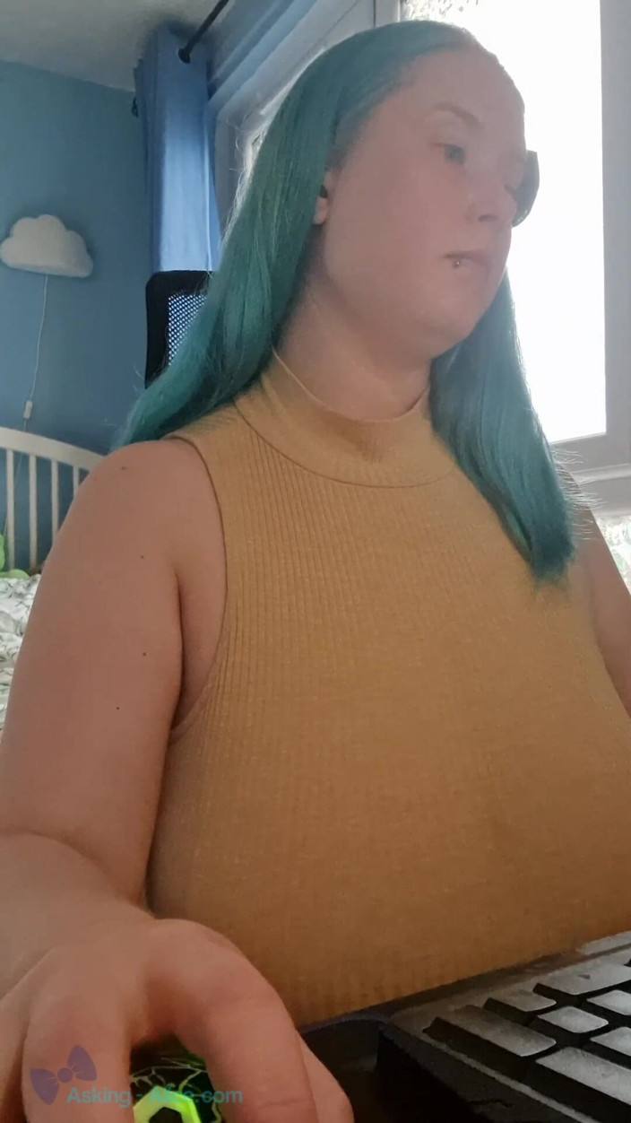 Alice_Mayflower_Scottish: L’Administrateur taquine ses seins - fille solo
