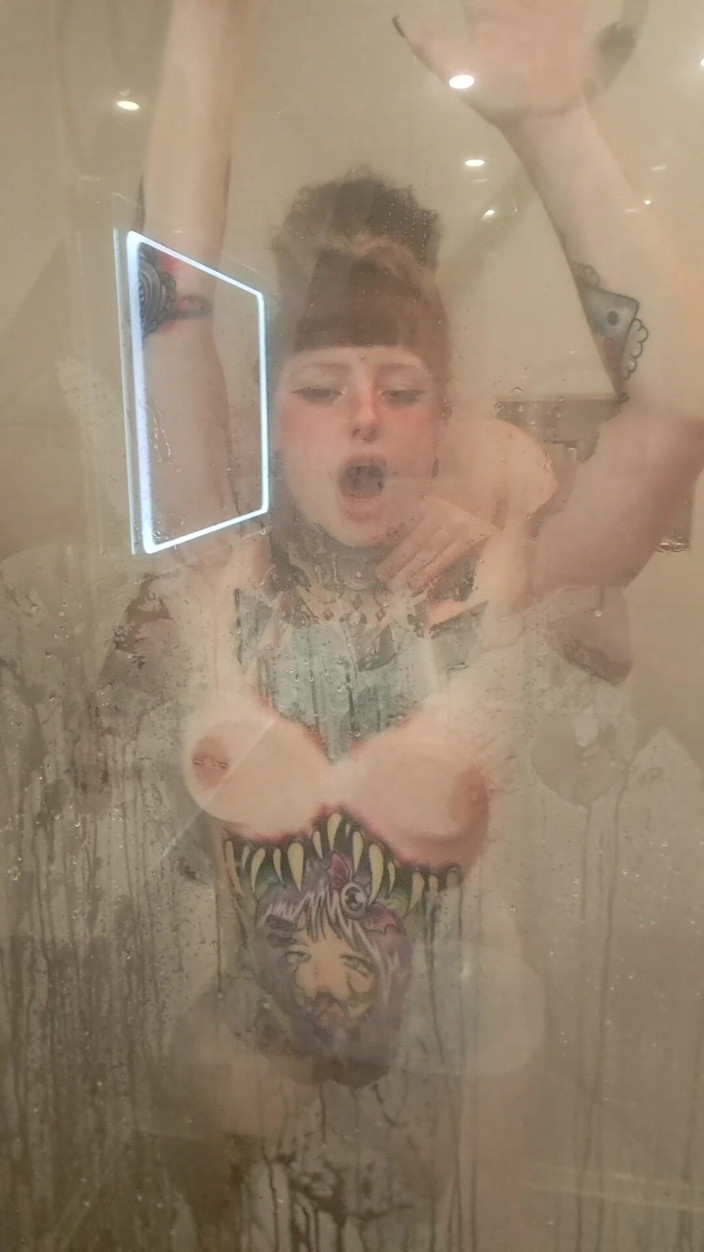 Yourfavecumslut: Sexo en la ducha contra el gran panel de vidrio...