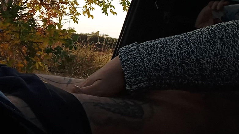 Zona901: Ma femme me branle la bite dans la voiture, gros...