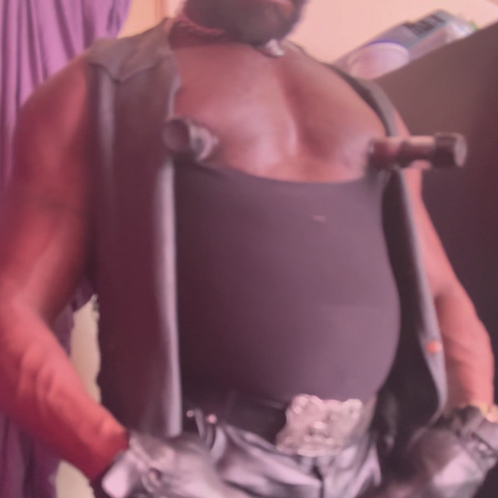 Black Muscle Stepdad: Titpump membawa kepada Titplay
