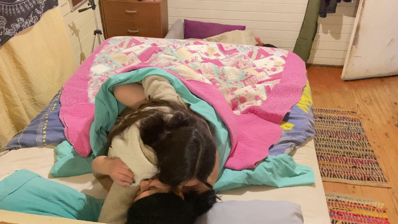 PetiteHorny: CIUMAN SAMA SAHABATKU - SEKS THREESOME PERTAMA