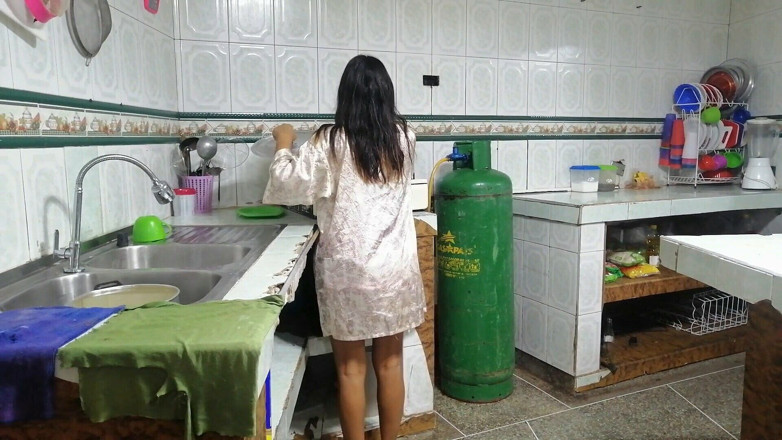 SAMANTA: 1 Parti saya mengongkek adik tiri saya di bilik makan
