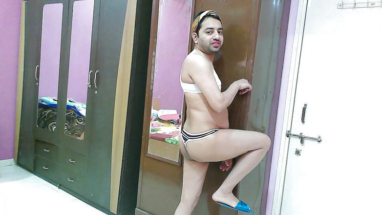 Cute & Nude Crossdresser: Transsexuală efeminată sexy Femboy Sweet Lollipop în tanga cu sutien, bandă...