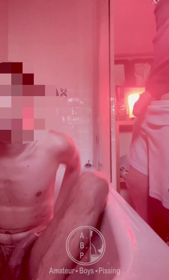 AmateurBoysPissing: Twink被他的足球朋友尿在身上时变得很难