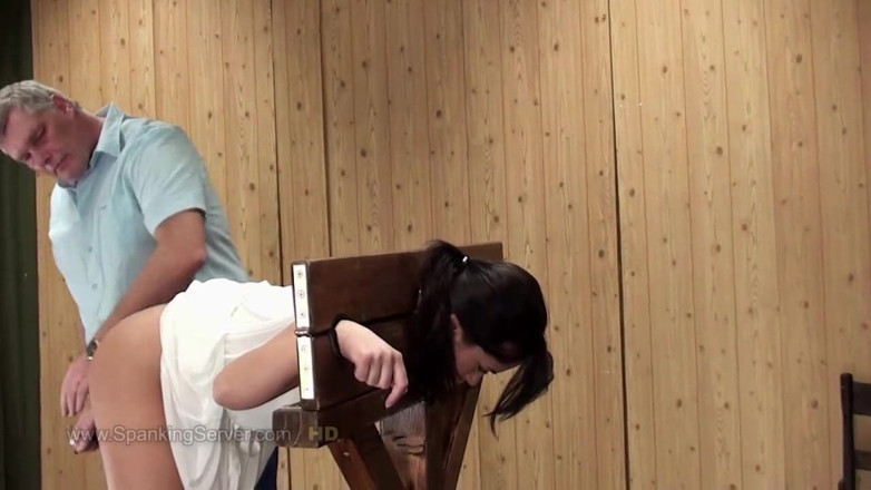Spanking Server: Tess arsch wurde ausgepeitscht