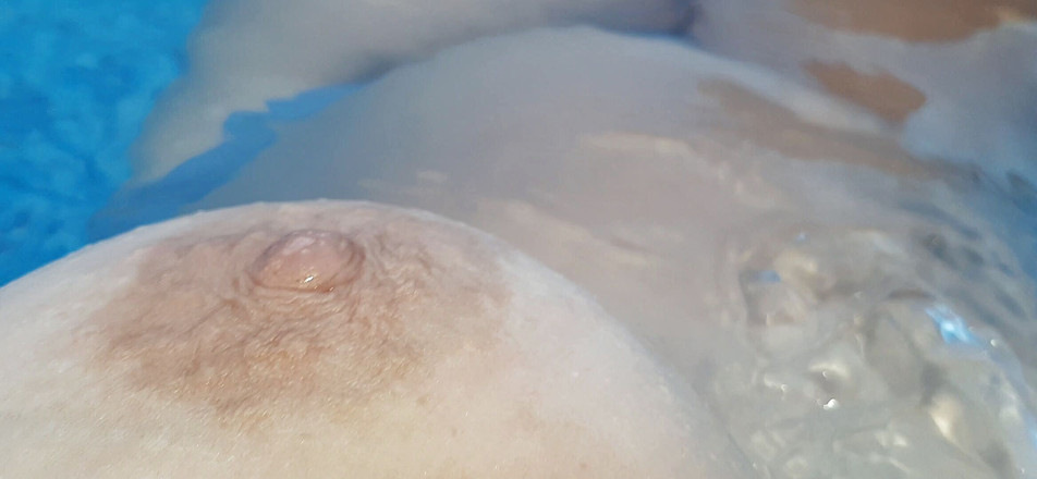 LizAngel: seins flottants
