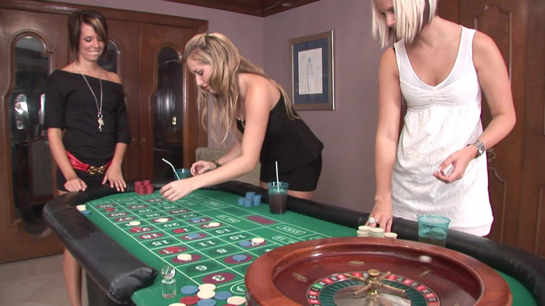 Cryptostudios: College-mädchen spielen strip-roulette