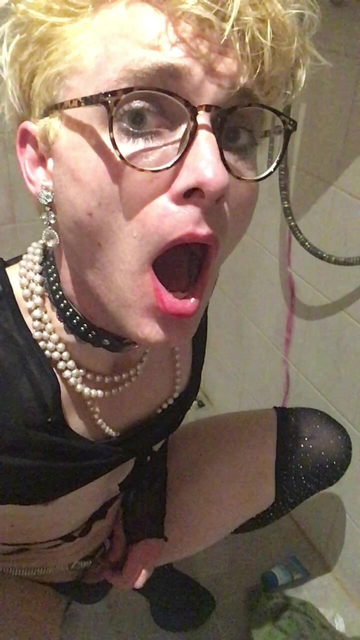 Sissy Cindy Slut: Schwache devote sissy Jes Brinch bloßgestellt