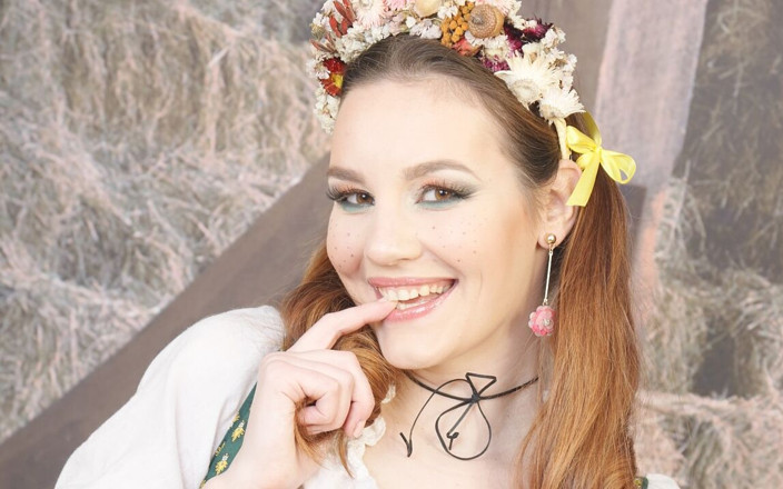 Bravo Models Media: 376 Elena Vega som byflickan masturabate i ladan