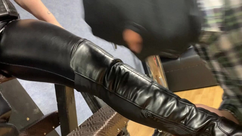 Maitresse Clara: Alles voor mijn dijhoge laarzen en mijn voeten
