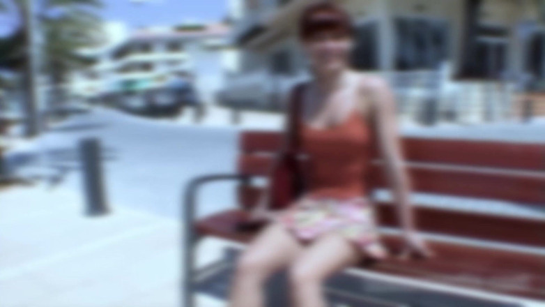 Beachbitches: 素人がプールサイドで彼女の膣を犯す