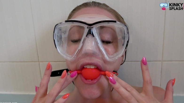 UKCuteGirl Lucy Lauren: Baño bondage &amp; clamps: orgasmo cuerda, amordazado y vibrado