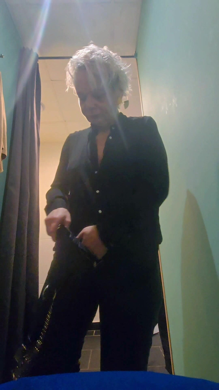 Sofy13: Sexy dans une cabine