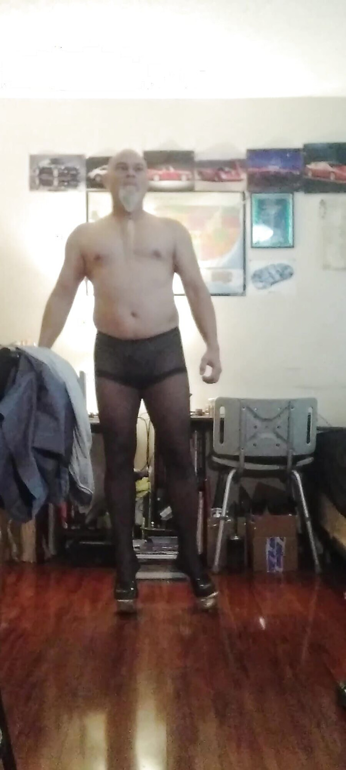 MrLeggs: mujhe ven ki poshaak pahanna pasand hai main ghar par...