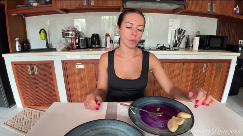 Princess Monica: Regardez-moi cuisiner et Mukbang
