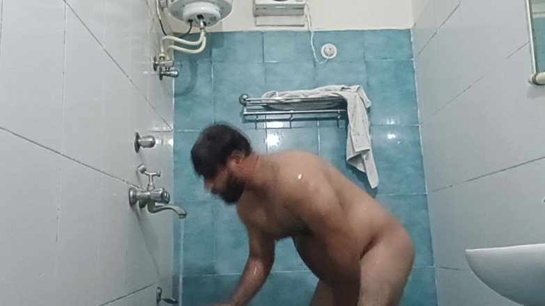 Austin Rose: Un Papa Indien Nu Profite D’une Douche Torride Et Exhibe...