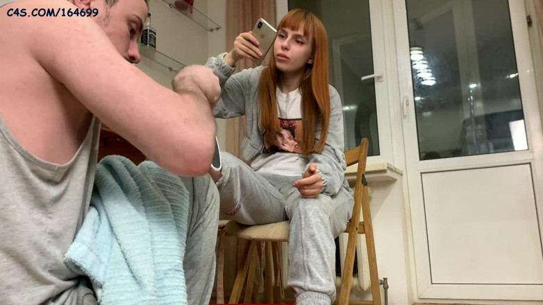 Petite Princesses Femdom: Amatör gerçek kadın egemenliği ayak servitude - sahibe Kirae'nin ayaklarının ayak...