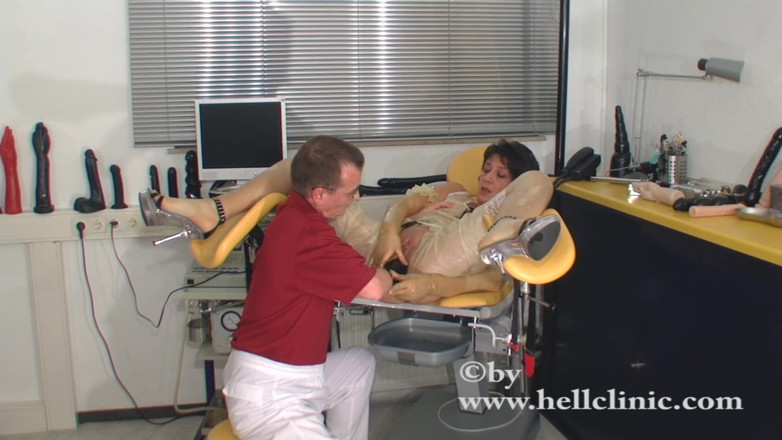 Rubber & Clinic Studio - 1ATOYS: Perwersyjny fisting analny na gynchair w lateksie