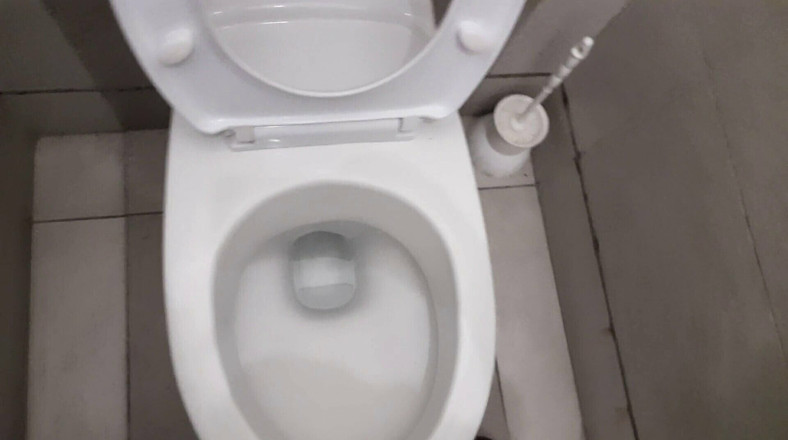 Bumba: En el baño del hotel, meando caliente y masturbándose