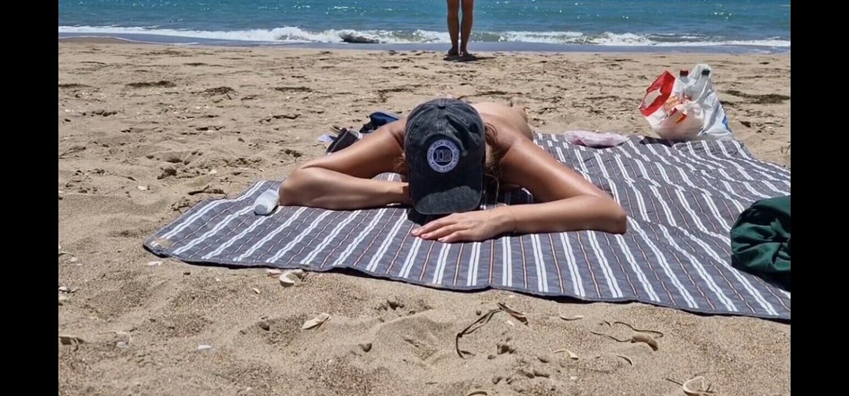JonDickFlash: Young Girl Gets Fucked on the Beach by a Stranger...