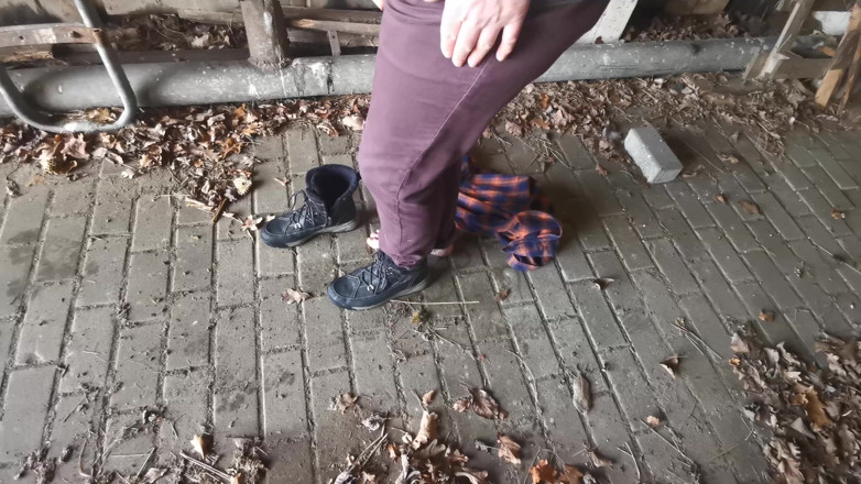 Bouncy Tits Action: Plesnindu-și țâțele lângă calea ferată și în cabana Mică
