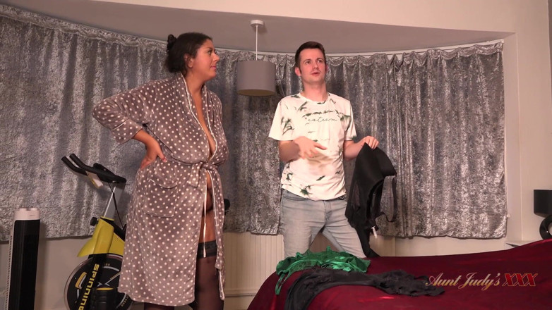 Aunt Judy's XXX: TatieJudysxxx - Cassy, MILF BBW à forte poitrine, se tape son styliste