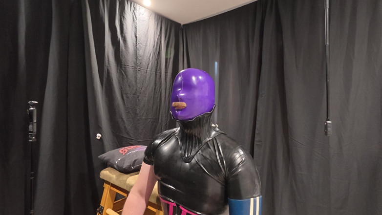 The Izars: Omezená latexová první návštěva mě