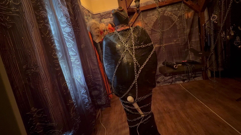 Aaexperiencesltd: Часть 1: - Домина Satana и Bag Man паллеты обматывание и цепочки.