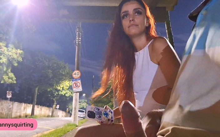Fanny squirting: Ryzykowna robota ręczna na ulicy w Naughty z okiem na...