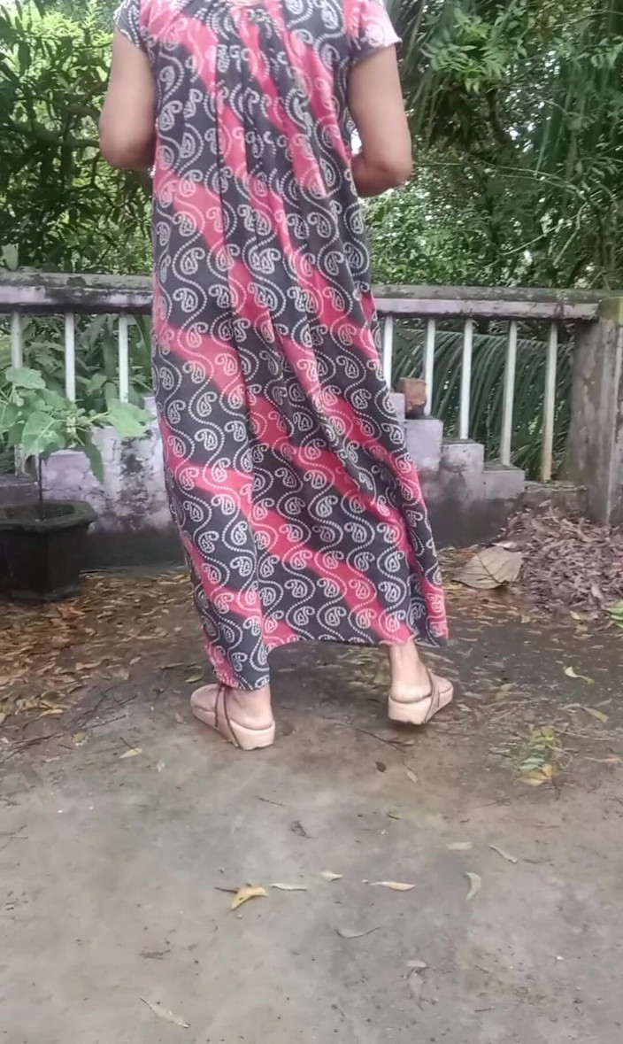 Real Couple 203: Bhabi pisst im freien, zeigt muschi, arsch, möpse