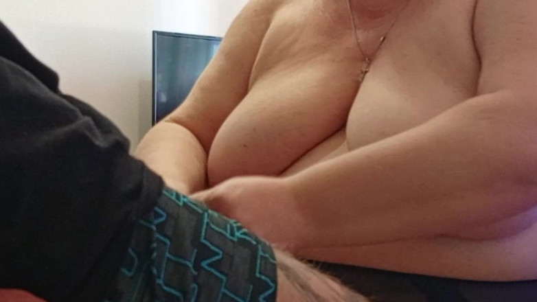 Zona901: Eine freundin macht blowjob und schwanz fingert, bis ich komme