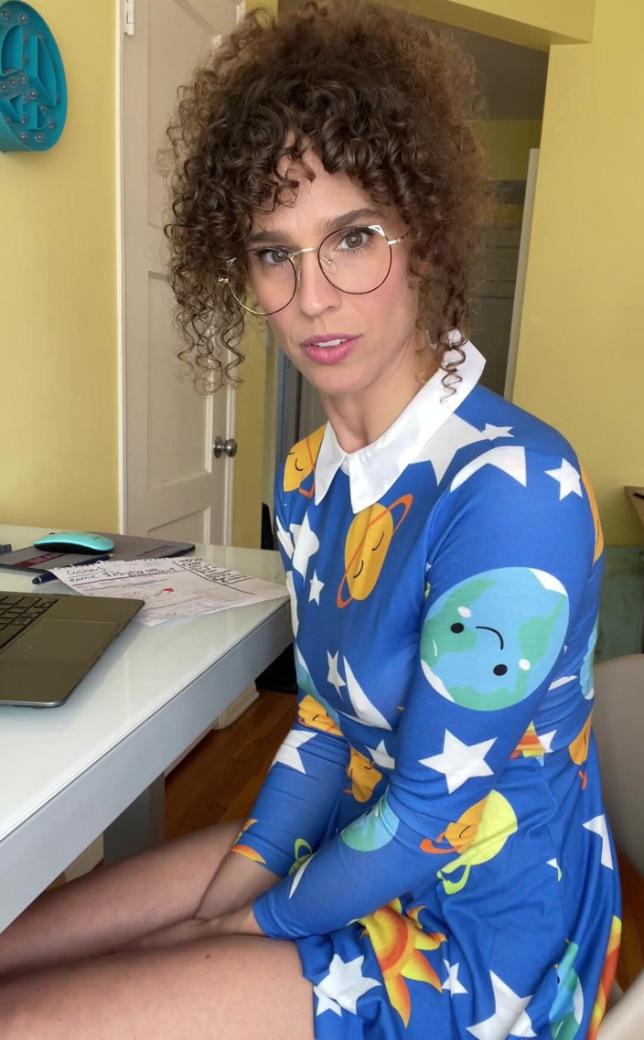 VibeWithMommy: Doamna Jizzle face un alt videoclip distractiv + coloană vocală!