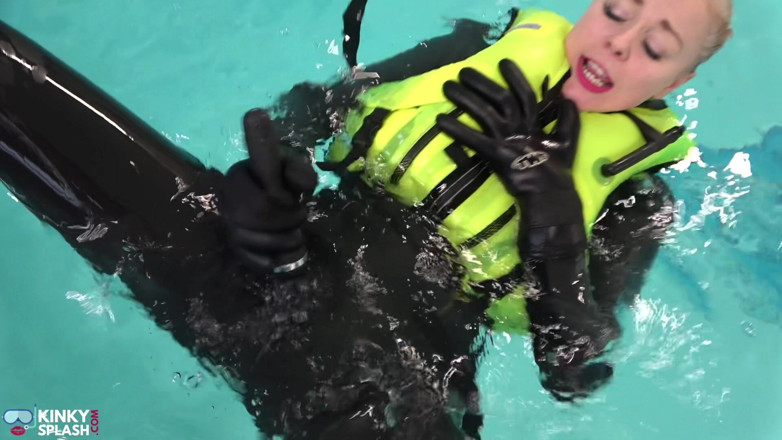 UKCuteGirl Lucy Lauren: Neopren Lust: Aufblasbare Schnorchelweste vergnügen im pool