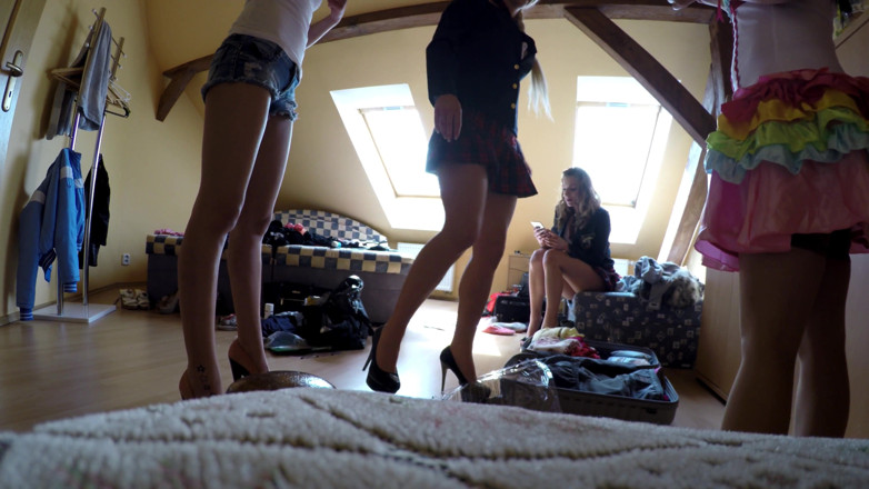 Leon Lambert Girls Twerk Parties CFNM: Gros seins, petits seins, gros culs, super caméra