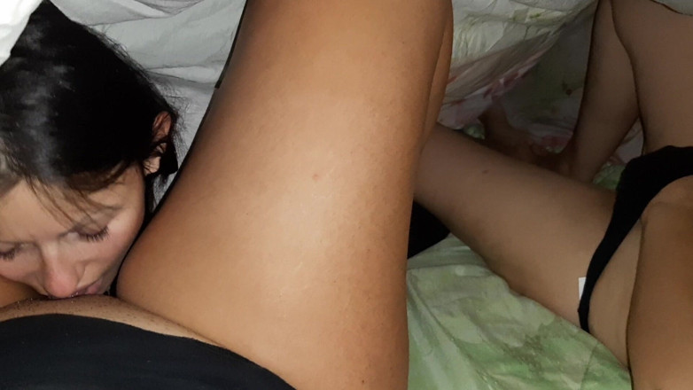 Lesbian-candys: 나는 담요 아래를 보았고 내 이웃이 보지를 핥고 내 여친이 보고 자위해, 깜짝 쓰리섬이 있었다