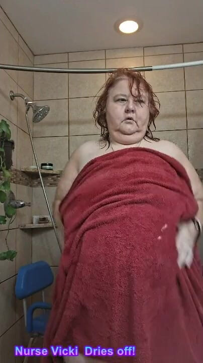 BBW nurse Vicki adventures with friends: Nach Einem Heißen Duschen Trocknet Krankenschwester Vicki Und Macht Andere...
