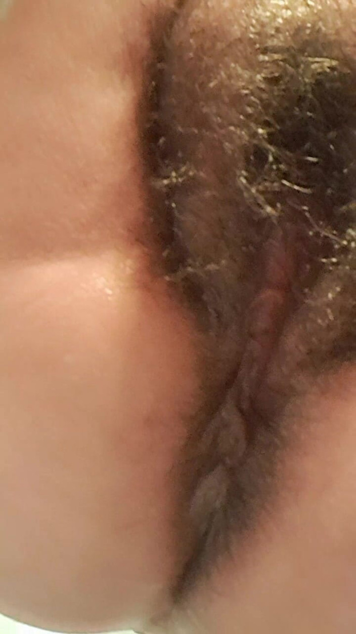 Mommy big hairy pussy: Orta yaşlı seksi kadın anal amcık oyunu yakın çekim