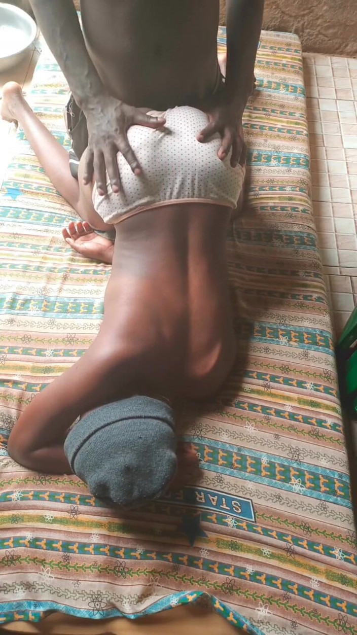 Loversinbed: Je baise cette belle black dans la cuisine