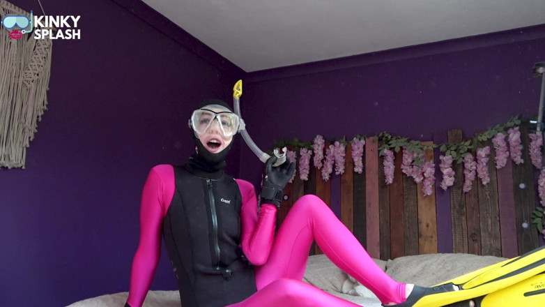 UKCuteGirl Lucy Lauren: गुप्त एजेंट Lucy की अदृश्यता सूट neoprene और साटन मिशन सूट ऊपर