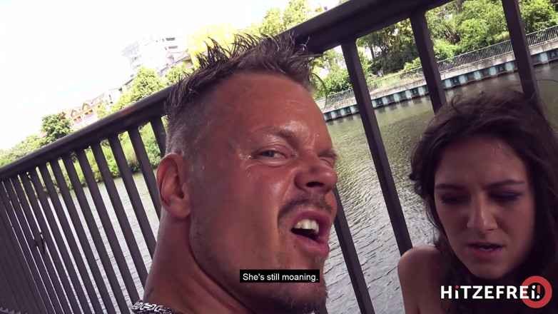 Hitzefrei: 青少年 alessandra amore 在桥下性交