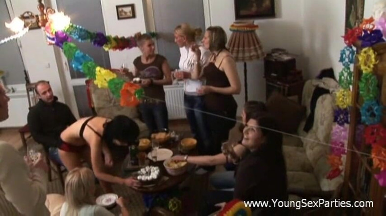Young Sex Parties: Dua Lelaki Parti Rumah Wanita